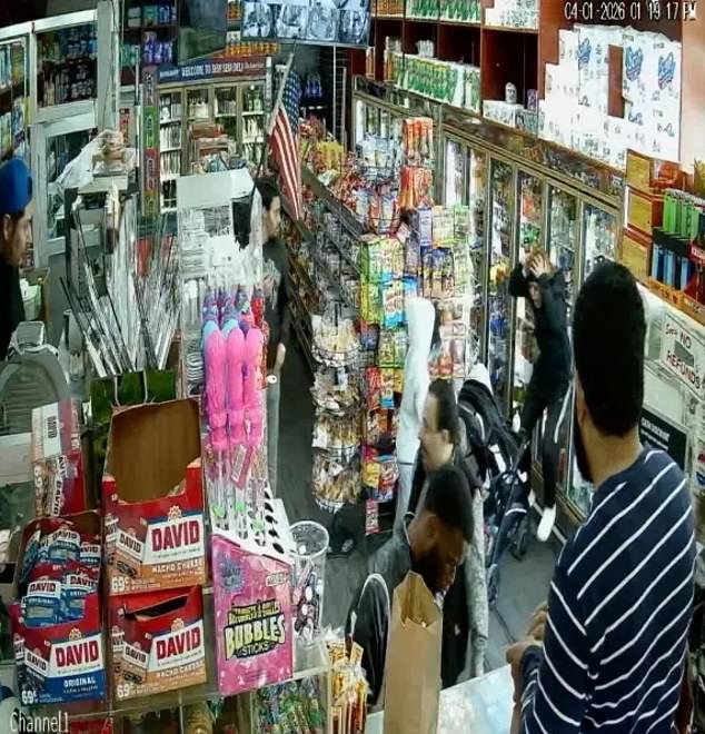 En ese momento, una angustiada madre de Nueva York se dio cuenta de que un hombre armado que había huido en una scooter le había disparado a su bebé.