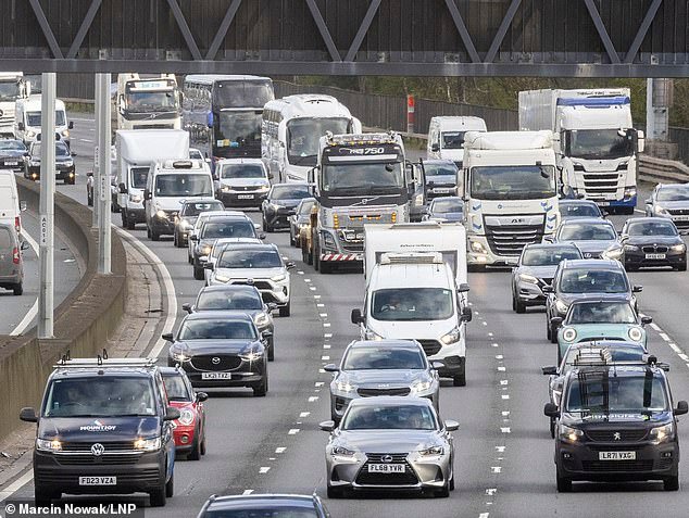 Advertencia de escasez de combustible en el surtidor para el fin de semana de Pascua, ya que los conductores amenazan con repostar dos veces para aliviar los precios “verdaderamente altísimos”