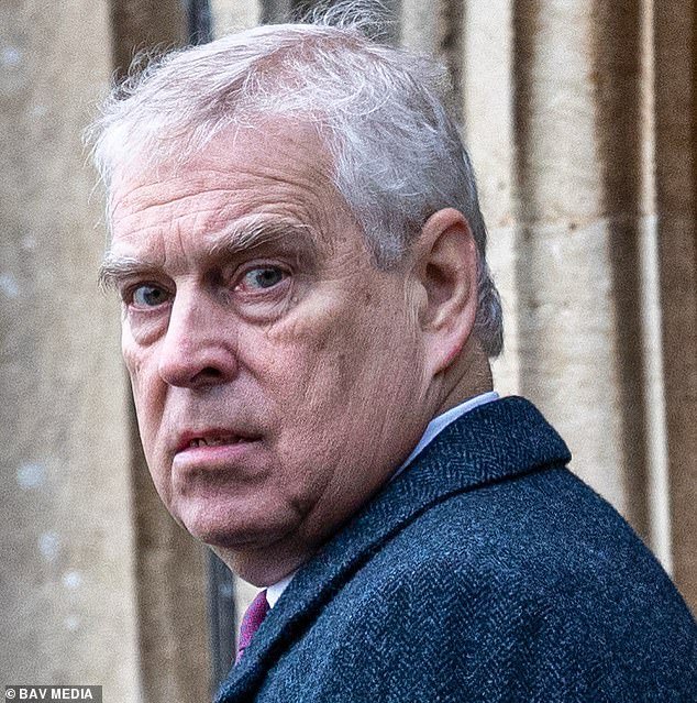 Andrew Mountbatten-Windsor golpeó al vicealmirante durante un evento benéfico en el Palacio de Buckingham, lo que obligó al príncipe Felipe a escribir una carta de disculpa en nombre de su hijo, afirma el biógrafo real ROBERT HARDMAN.