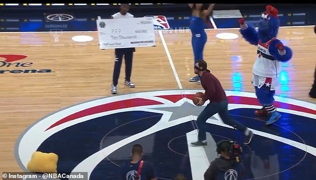 Fanáticos de la NBA furiosos por la cruel broma del Día de los Inocentes de los Washington Wizards a un fanático leal: ‘Hacer algo estúpido’