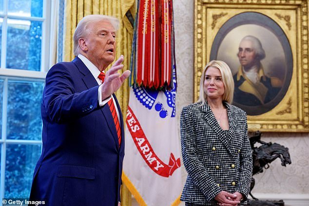 Trump despide a Pam Bondi después de un año tumultuoso de tantear los archivos de Epstein y enojar a la base del MAGA después del enfrentamiento en la Casa Blanca