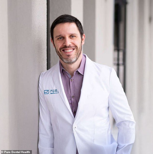 Dentista representa una amenaza para la seguridad pública después de dejar a una paciente con NECROSIS que podría provocarle la pérdida de los dientes frontales, advierten las autoridades