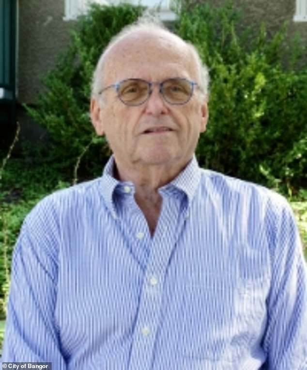 Concejal de Maine sorprendido quejándose de “ilegales” en un momento incómodo frente al micrófono: “No hablan inglés”