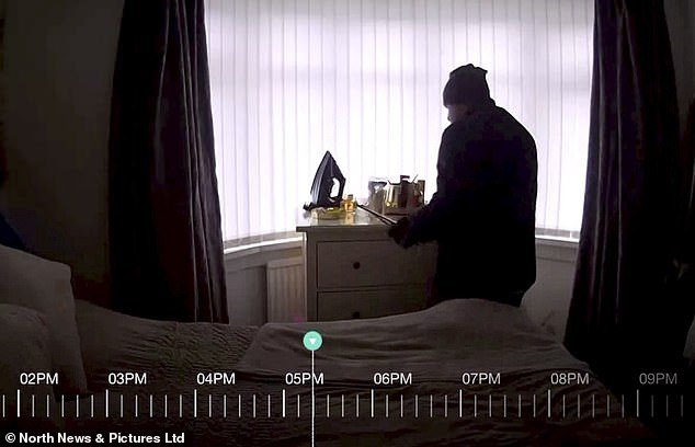 Momento en el que un ladrón rumano es capturado en un monitor para bebés hurgando en el dormitorio en busca de objetos de valor