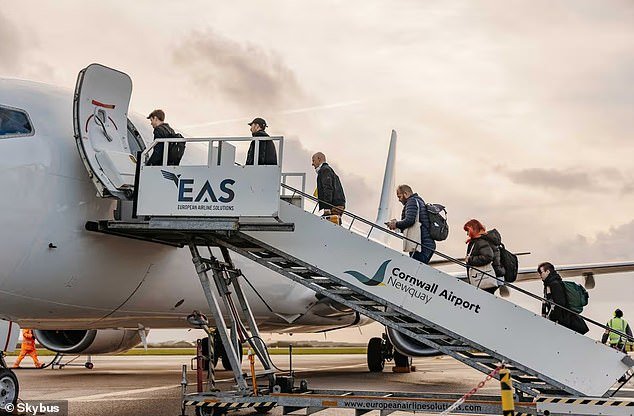 Aerolínea obligada a cancelar vuelos Newquay-Londres tras el ‘enorme aumento de los costes del combustible’ tras la guerra de Irán