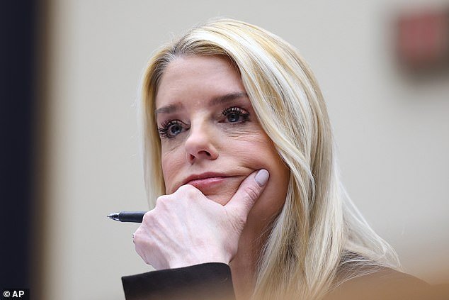 Pam Bondi rompe el silencio tras el brutal despido de Trump