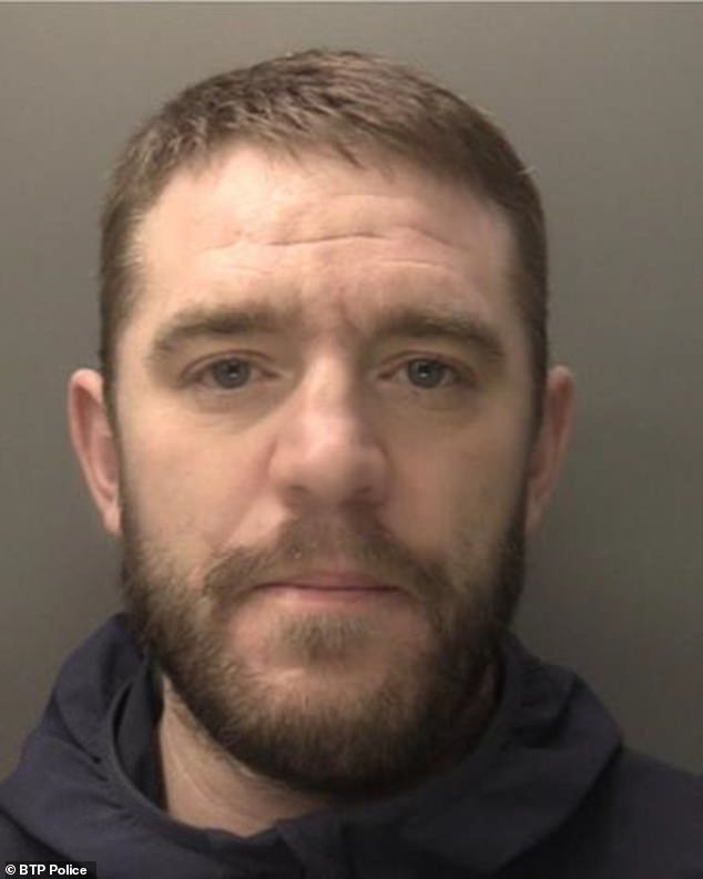 Hombre de 36 años buscado por la policía después de que una mujer fuera violada en una estación de tren del Reino Unido en un ataque nocturno