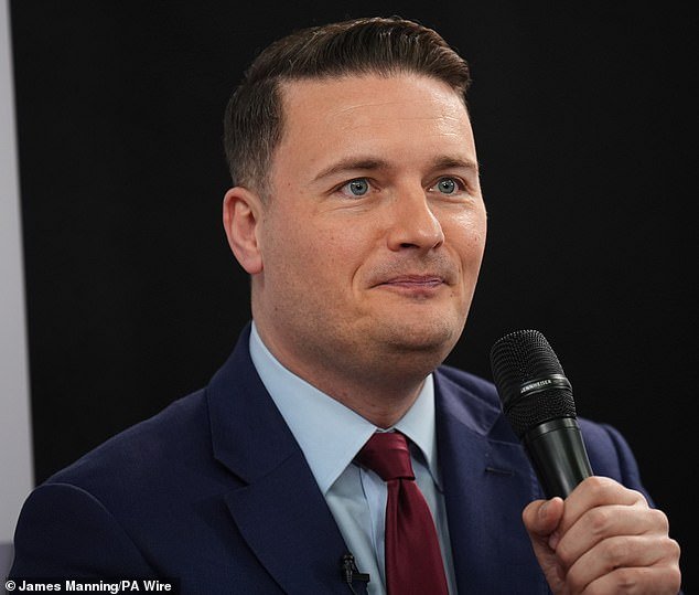 He sido médico durante 50 años y puedo ver la cínica medida del Partido Laborista para reducir las listas de espera del NHS. Olvídese de los médicos codiciosos, son los pacientes los que deberían hacer huelga, por DR MARTIN SCURR