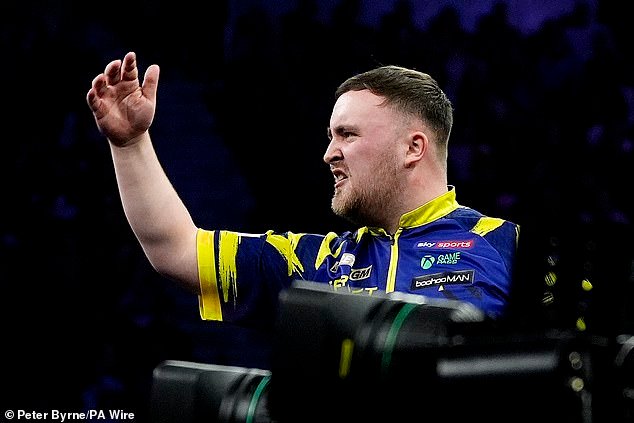 Luke Littler choca con Gian van Veen en la fila del escenario: Star, de 19 años, se burla de su oponente llorando después de ser acusado de celebrar sus dardos fallidos mientras su rival llama al campeón mundial un ‘dolor perdedor’