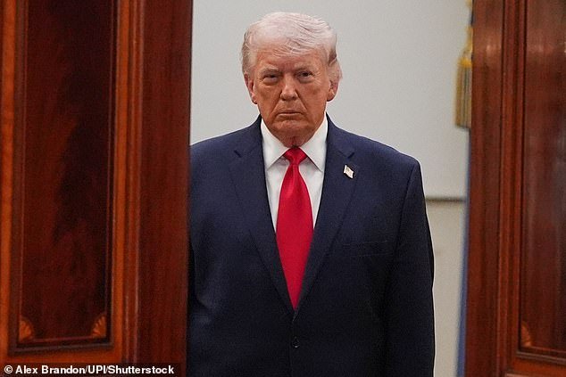 Trump pone a más miembros del gabinete en el tajo mientras Pete Hegseth despide a dos oficiales más del ejército