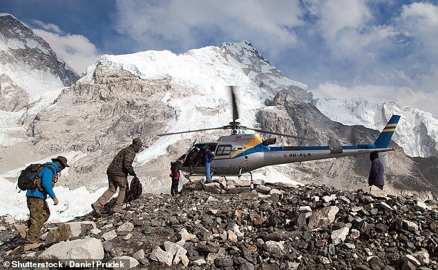 El Monte Everest guía a escaladores ‘envenenados’ para desencadenar costosos rescates en helicóptero en una impactante estafa de 20 millones de dólares