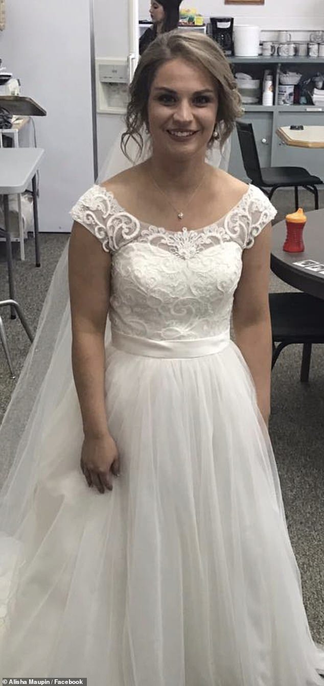 Entrenador de fútbol casado, 31 años, arrestado después de “enviar fotos explícitas a un estudiante adolescente”