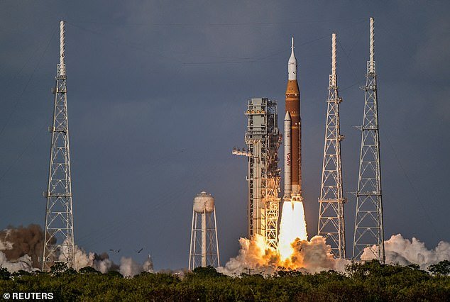 Los astronautas de la NASA comparten mensajes de esperanza mientras Artemis II abandona la órbita terrestre después de completar el encendido del motor para embarcarse en la siguiente fase de la misión lunar.