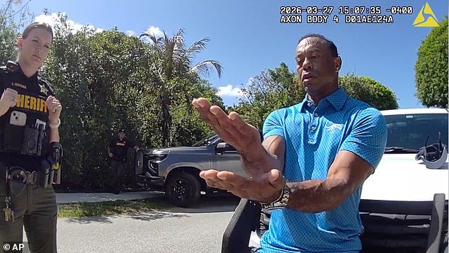 Nuevas imágenes de la cámara corporal muestran el momento volátil en el que Tiger Woods no pasa la prueba de sobriedad y está esposado después de un accidente automovilístico