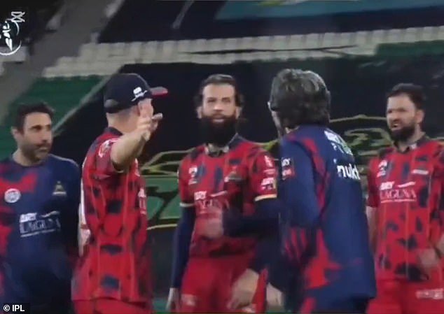 David Warner ataca al ex rival de Ashes, Moeen Ali, en un explosivo partido de PSL mientras su compañero de equipo interviene en un acalorado choque
