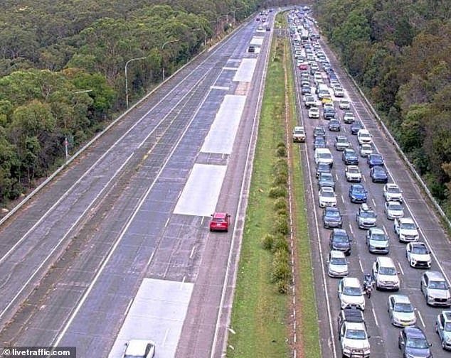Una emergencia médica está provocando un ENORME atasco de 16 kilómetros en la M1, un nuevo golpe para los automovilistas australianos que viajan durante Semana Santa.