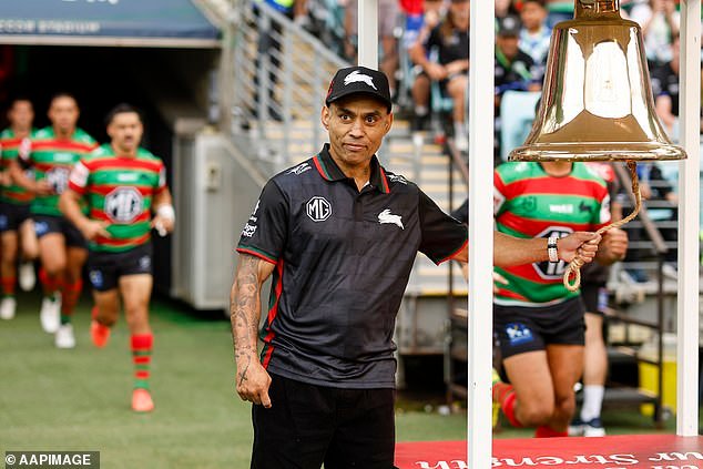 Escenas emotivas cuando la leyenda del fútbol enferma de cáncer toca Legacy Bell el Viernes Santo en lo que podría ser su último partido