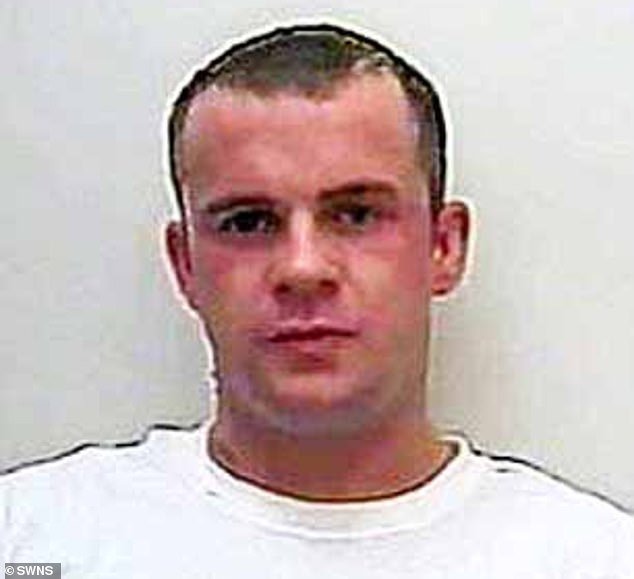 Se abre una investigación tras la muerte en prisión de un luchador de jaula de 40 años que asesinó a dos agentes del IRA que querían que se convirtiera en una mula de drogas.