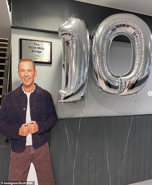 Placa del puente Scott Mills retirada de la gasolinera M3 después de que la BBC despidiera a una estrella