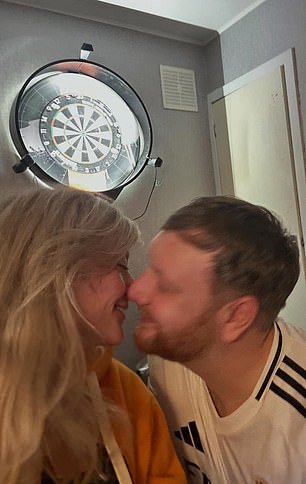 La estrella de los dardos que golpeó la mesa durante el furor del Campeonato Mundial, dejándolo “sin sensación en los dedos”, encuentra un nuevo amor después de separarse de “Queen of Ally Pally”