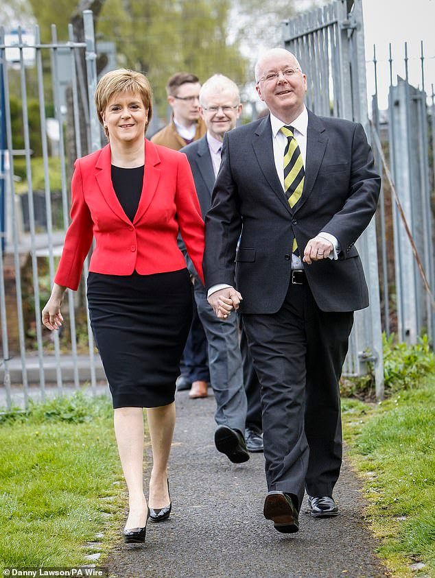 Nicola Sturgeon dice que su divorcio del jefe del SNP, Peter Murrell, se trata de algo más que su acusación de malversación de fondos