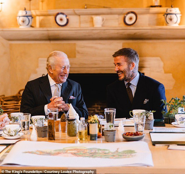 Conexión con Beckham: el rey Carlos da la bienvenida al ex capitán de Inglaterra y a Alan Titchmarsh para hablar sobre horticultura y miel en Highgrove mientras preparan el jardín de Chelsea