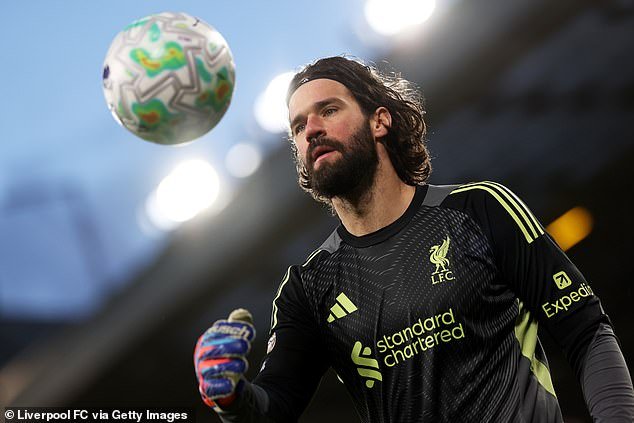 El técnico del Liverpool, Arne Slot, ofrece información actualizada sobre el estado físico de Alisson… pero hay mejores noticias sobre Mohamed Salah antes del enfrentamiento de la Copa FA con el Manchester City