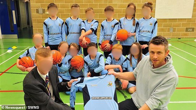 Profesor despedido por subir accidentalmente vídeos secretos de piernas y glúteos de mujeres al sistema informático de una escuela primaria