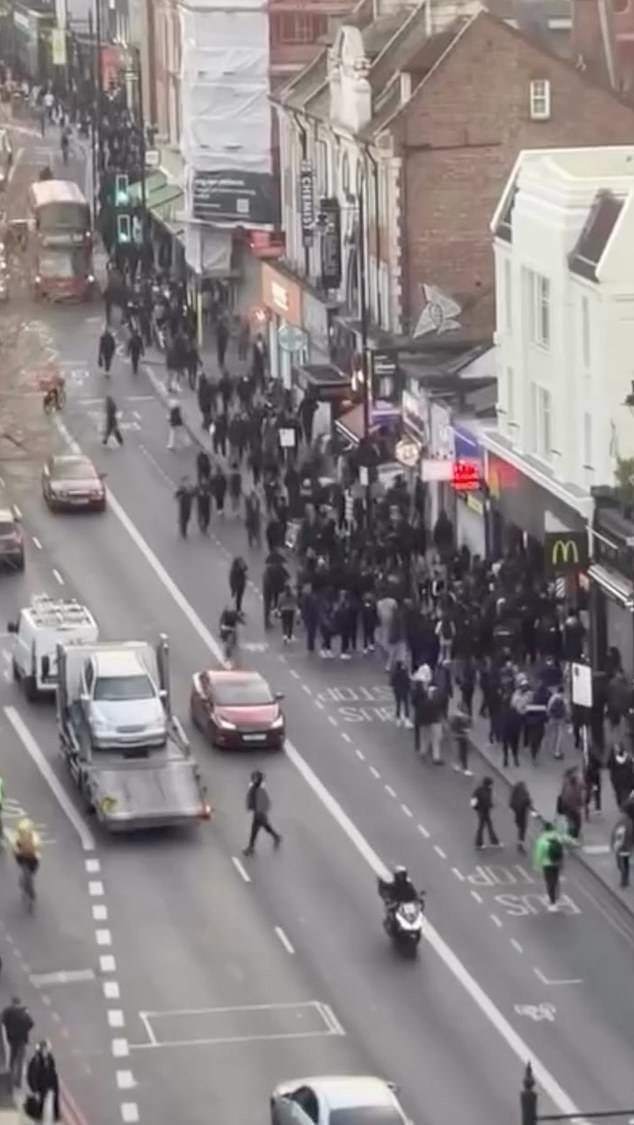 Los clientes abusan de los trabajadores todos los días porque el gobierno no se toma el problema en serio, advierte el jefe de la industria después de que Marks and Spencer condenara los recientes disturbios en las tiendas.