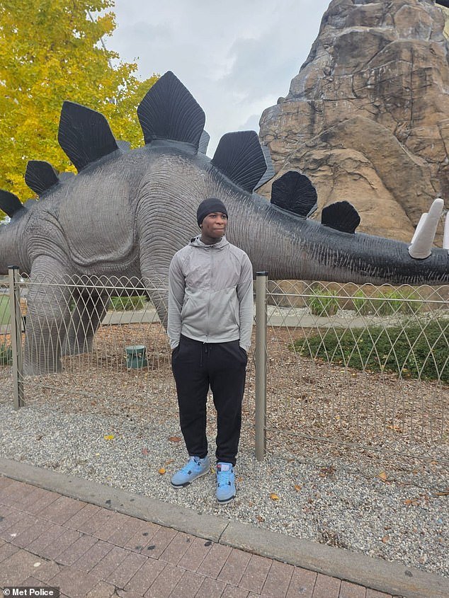 En la imagen: colegial londinense de 14 años asesinado a tiros a plena luz del día en un “ataque selectivo”, mientras la policía arresta a tres adolescentes en una investigación de asesinato.
