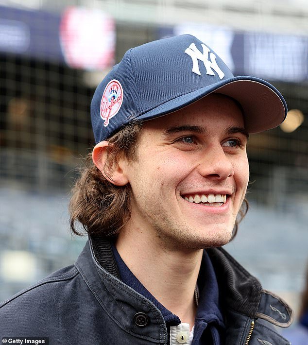 El héroe del hockey estadounidense Jack Hughes muestra su nueva sonrisa después de romperse los dientes en la victoria final olímpica sobre Canadá.