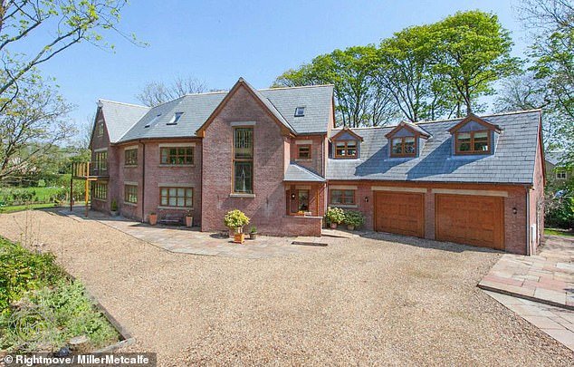 Los problemas financieros de Helen Flanagan continúan cuando la ex-WAG finalmente vende su casa conyugal: £ 500 000 por debajo del precio inicial