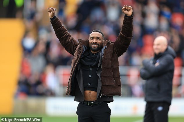 Dentro del debut como entrenador de Jermain Defoe: el primo de una ex estrella de la Premier League que salvó a su equipo de Woking, las grandes ambiciones del club y una montaña rusa para el ex delantero de los Spurs