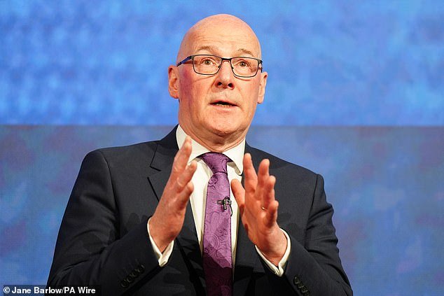 Acusaciones de engaño cuando John Swinney afirma que defiende el crecimiento económico mientras no logra detener los aumentos vertiginosos de las tasas de interés corporativas.