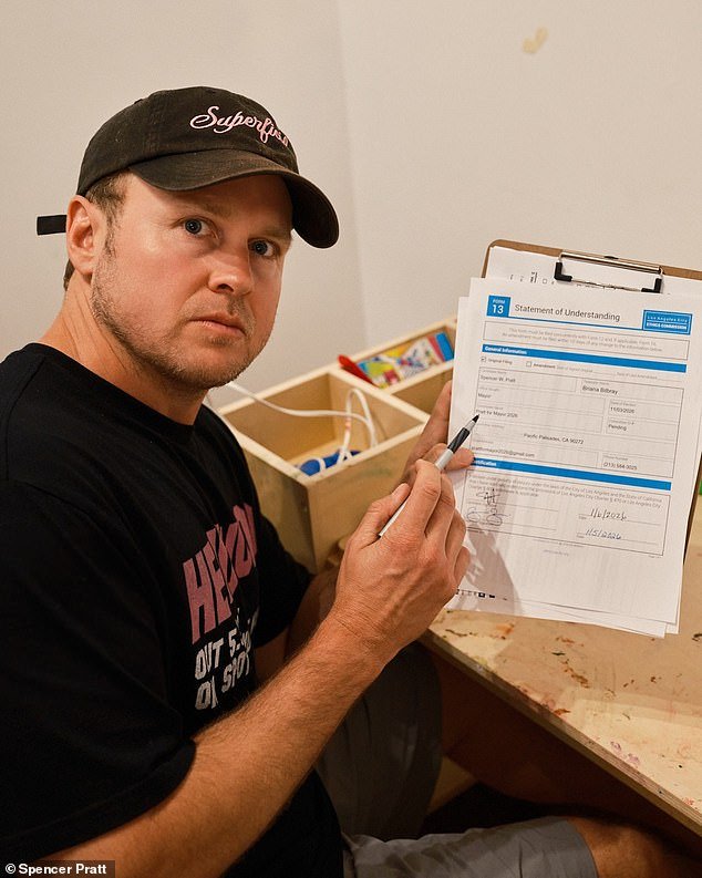 La ex estrella de reality shows Spencer Pratt se acerca a Karen Bass en un intento por convertirse en la próxima alcaldesa de Los Ángeles