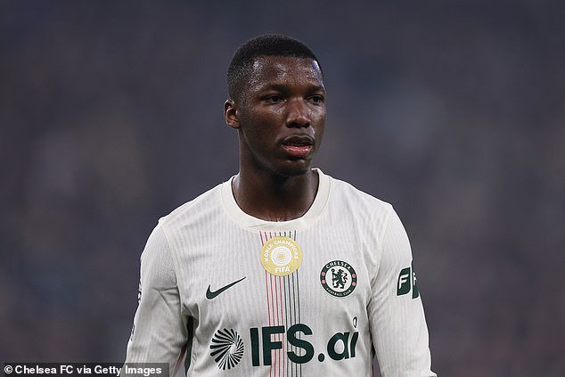 ¡Ahora OTRA estrella del Chelsea está poniendo en duda su futuro! Moisés Caicedo se convierte en el último jugador de los Blues en negarse a descartar un movimiento después de que le preguntaran sobre el Real Madrid tras la sanción de Enzo Fernández.