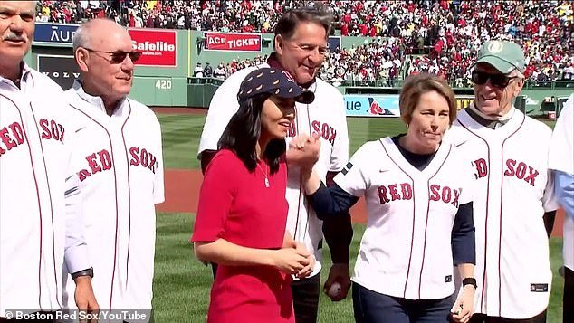 Desperté al alcalde de Boston y al gobernador de Massachusetts, quienes fueron fuertemente abucheados durante el día inaugural de los Medias Rojas en el Fenway Park.