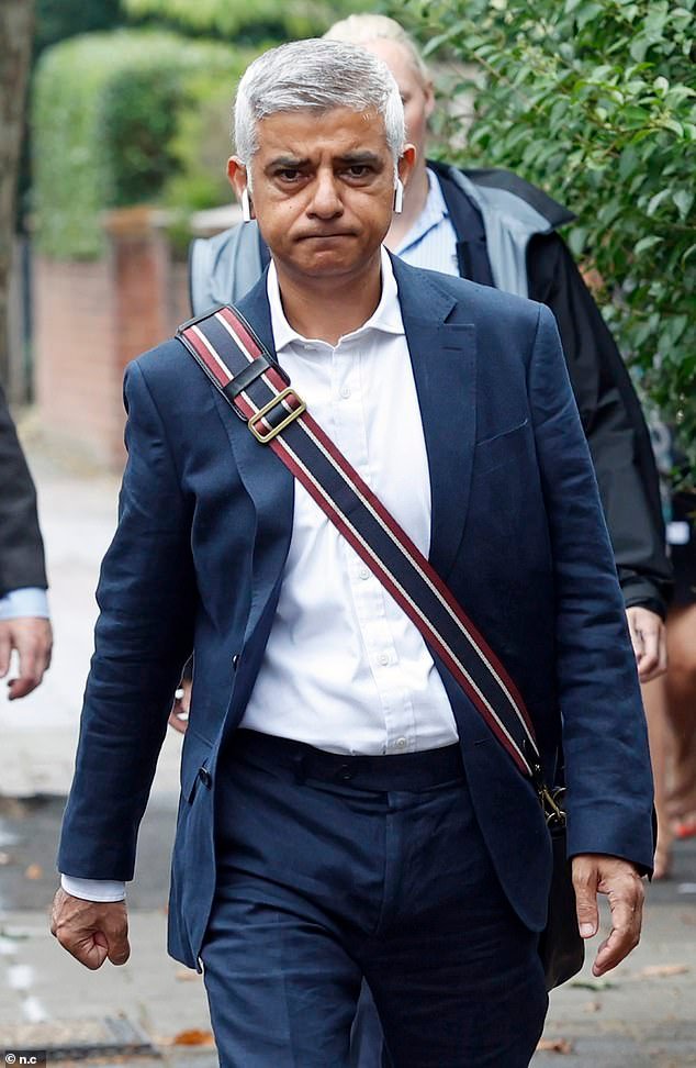 Agentes de policía armados que custodiaban al alcalde de Londres, Sir Sadiq Khan, “dejaron una bolsa llena de armas en la acera frente a su casa” antes de ser encontrados por una mujer embarazada.