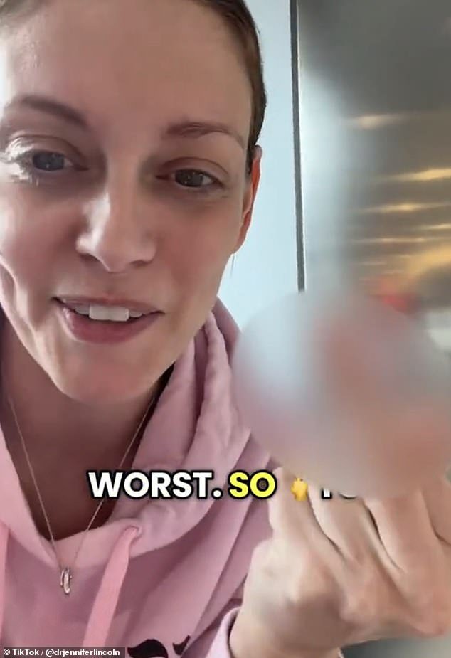 El intento de una doctora de despertar a ICE en el aeropuerto por influencia de las redes sociales resulta terriblemente contraproducente