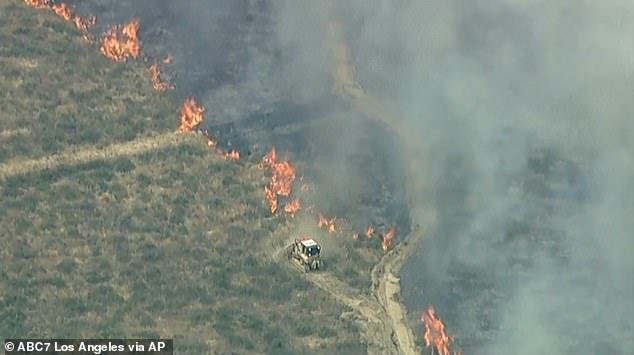 Miles de californianos evacuados mientras los vientos de Santa Ana alimentan dos incendios forestales de rápida propagación