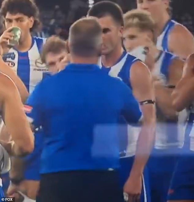 Por qué el entrenador senior de la AFL es elogiado por golpear a uno de sus jugadores jóvenes en el campo durante un partido tenso