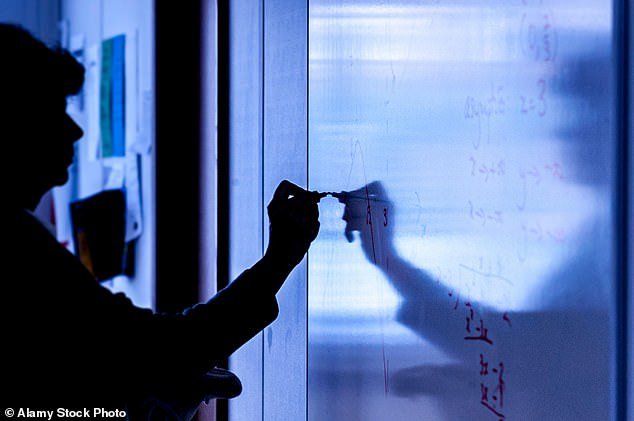 El sindicato advierte que las escuelas enfrentan una “crisis de masculinidad” mientras casi una cuarta parte de las maestras se quejan de la misoginia de los estudiantes