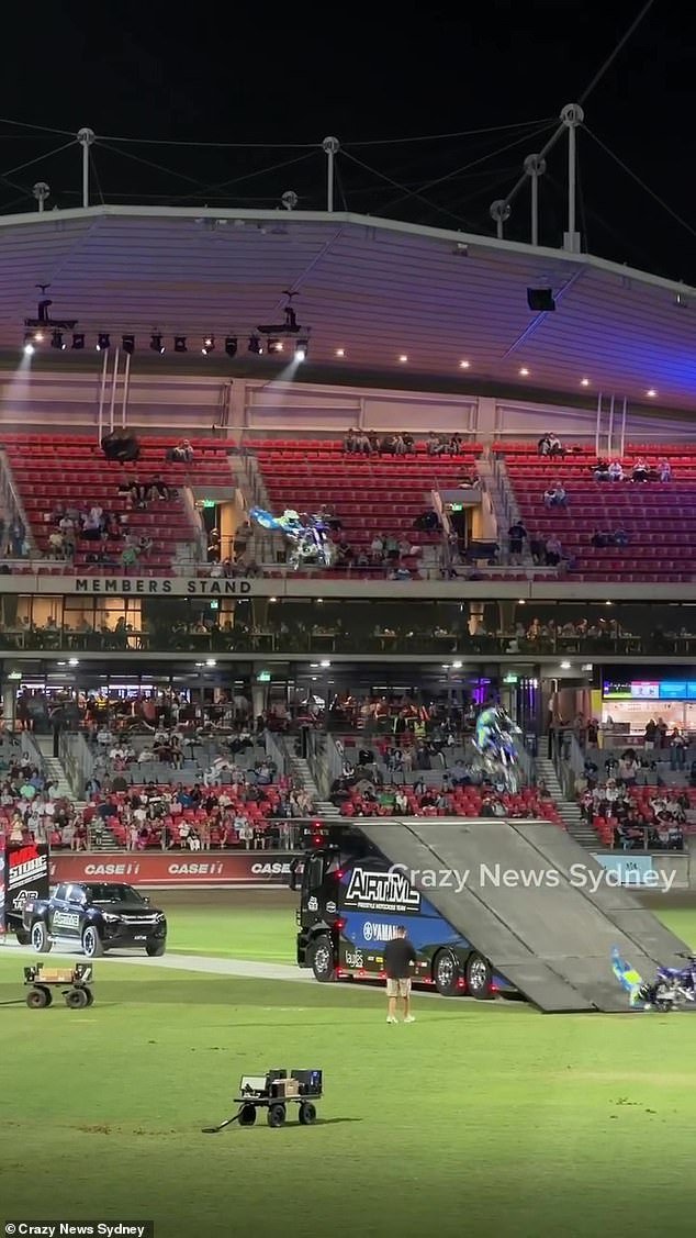 Las multitudes quedan atónitas cuando el Sydney Royal Easter Show se ve sacudido por dos incidentes aterradores con apenas unas horas de diferencia.
