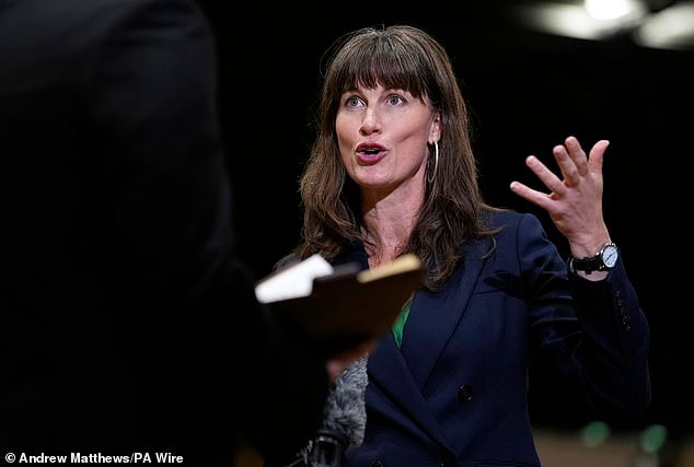 La líder adjunta del Partido Verde admite que no sabe nada sobre los planes de su partido de limitar la velocidad en las autopistas a 90 km/h