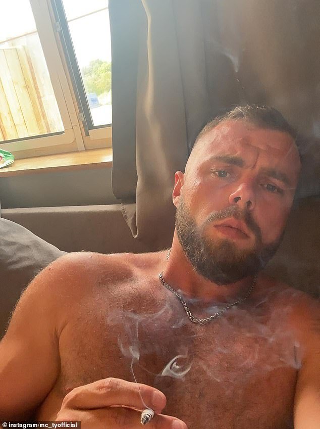 El hombre que encontró muertas a su madre y a su hermana adolescente en su furgoneta de hamburguesas es encarcelado por campaña “humillante” de abuso contra su novia, después de que un juez dictaminara que el trauma causado por sus muertes “no era excusa”