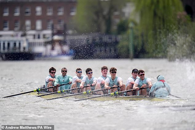La Universidad de Cambridge GANA la 171ª regata masculina en Londres para continuar con su magnífica temporada, después de que las mujeres de Oxford lograran el triunfo en un evento anterior.