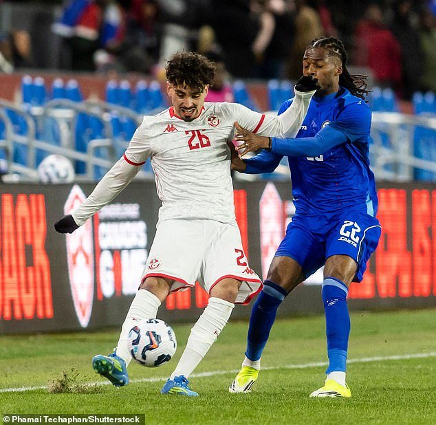 Tounekti aconseja a los escoceses que cojan un avión a Estados Unidos… ¡y les explica a sus compañeros del Celtic cómo hacerlo!