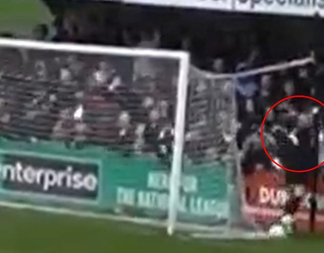 Momento impactante: el portero ‘golpea a un fan rival’ detrás de la portería durante el partido antes de ser escoltado fuera del campo por seguridad de tiempo completo.