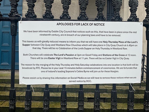 Lo han estado haciendo desde mediados del siglo XIX… pero ahora le dicen a esta iglesia que anunciar sus horarios de misa en sus puertas protegidas va en contra de las reglas de planificación. Pero no toman simplemente esta decisión bárbara…