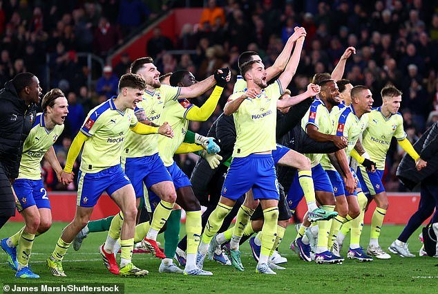 Southampton 2-1 Arsenal: los Saints canalizan el espíritu de 1976 para sorprender a los Gunners mientras el equipo de Mikel Arteta sufre otro golpe en su temporada en la última derrota en la copa, escribe OLIVER HOLT